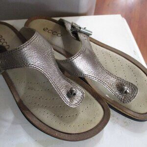 Ecco metallic gold thong flip flop size 40 Women 9.5